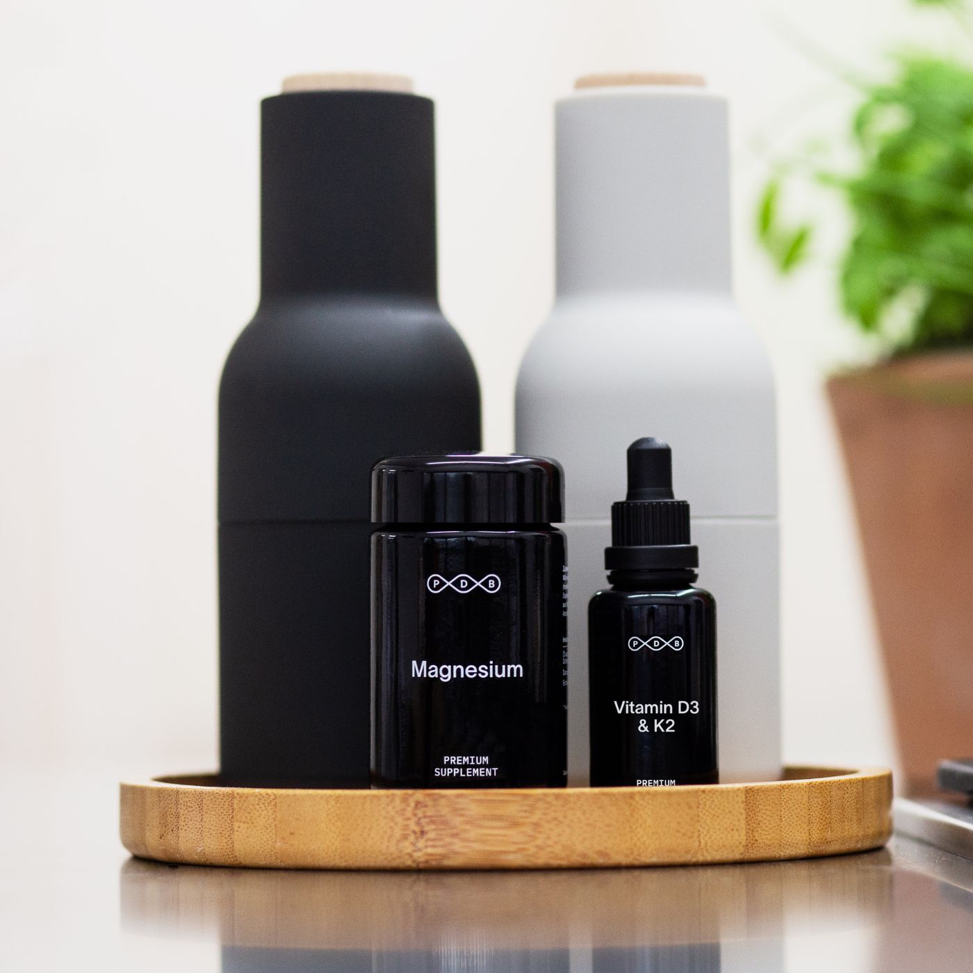 magnesium kapseln und vitamin D3 & K2 als hochwertige nahrungsergänzung auf tablett