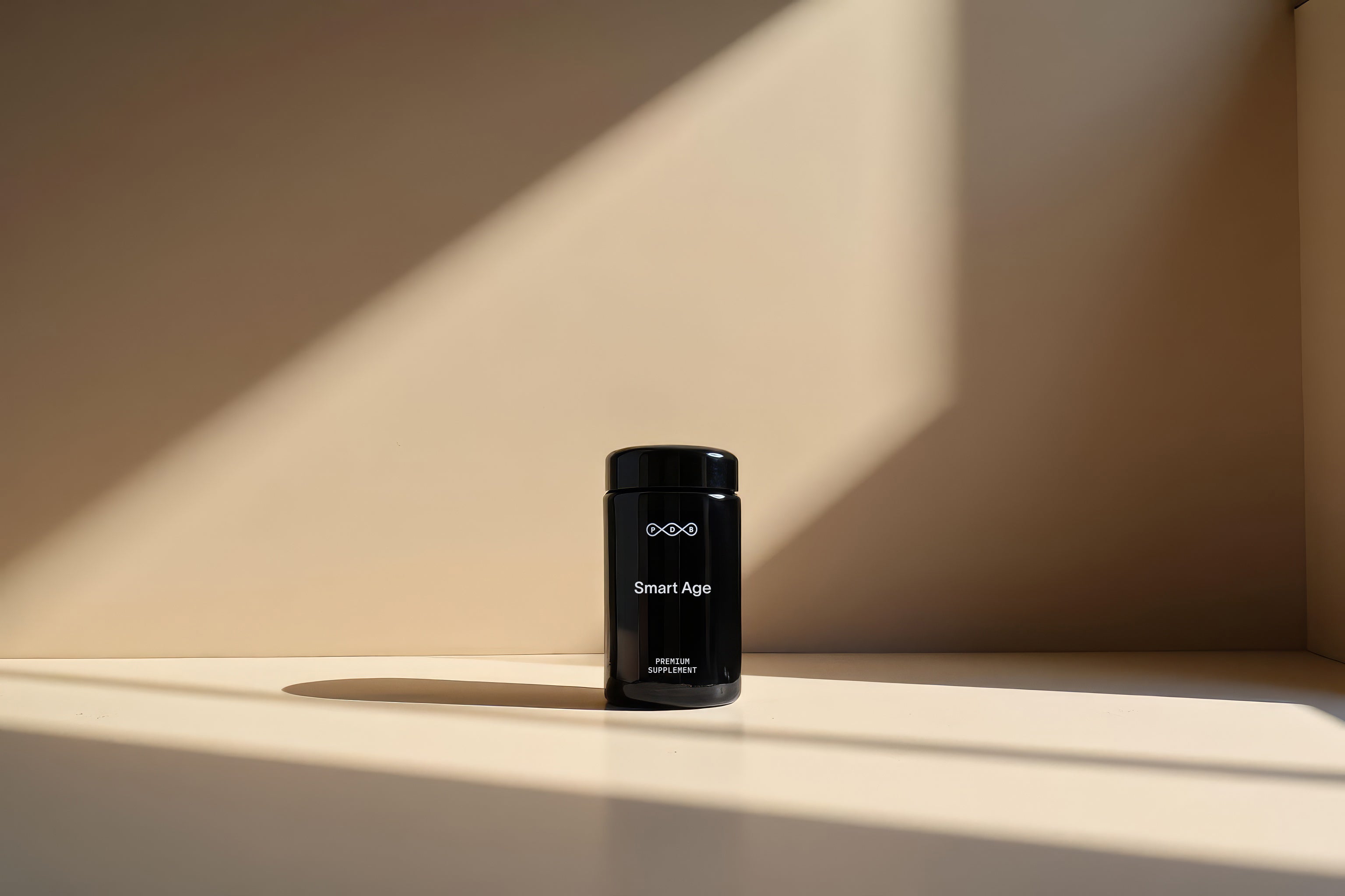 Schwarzes PDB Smart Age Supplement im minimalistischen Licht – Premium-Design für hochwertige Nahrungsergänzung.